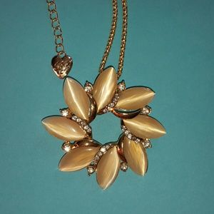 #320 Gold Tone Sun Burst Flower Pendant Necklace